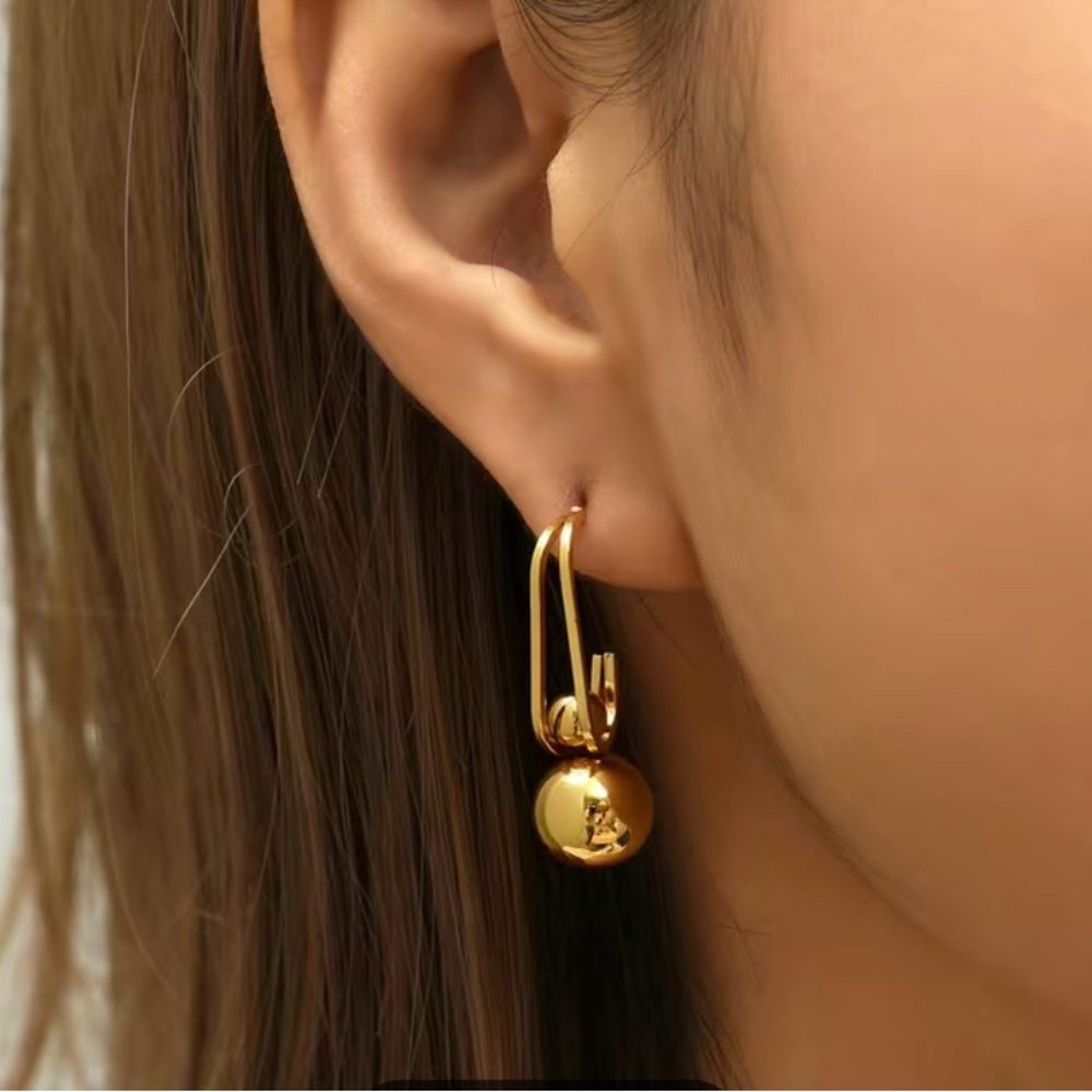 Elegant Gold Drop Earrings